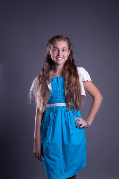 Девушка-подросток в синем платье — стоковое фото