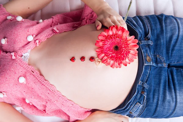 De buik van zwangere vrouwen — Stockfoto
