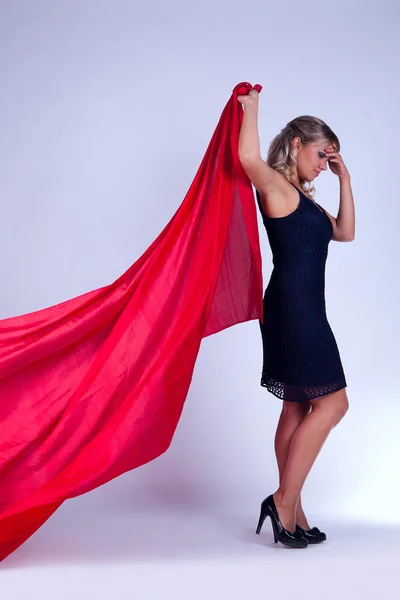 Dziewczyna w pełnej długości tkaniny z czerwonym — Zdjęcie stockowe