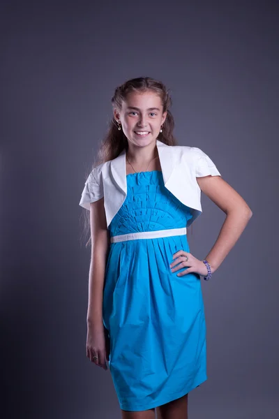 Dospívající dívka v modrých šatech — Stock fotografie