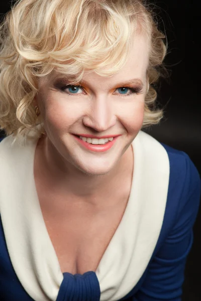 Close-up portret van een blonde vrouw in studio — Stockfoto