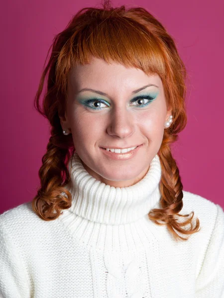 Porträt eines rothaarigen Mädchens im weißen Pullover — Stockfoto