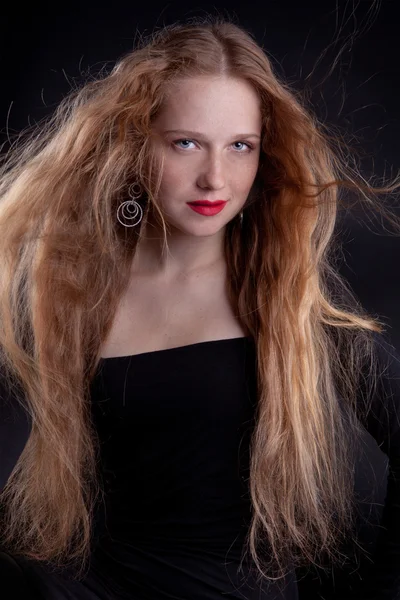 लाल होंठों के साथ लाल बालों वाली लड़की — स्टॉक फ़ोटो, इमेज