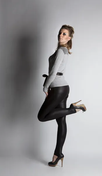 Chica de moda posando en el estudio —  Fotos de Stock