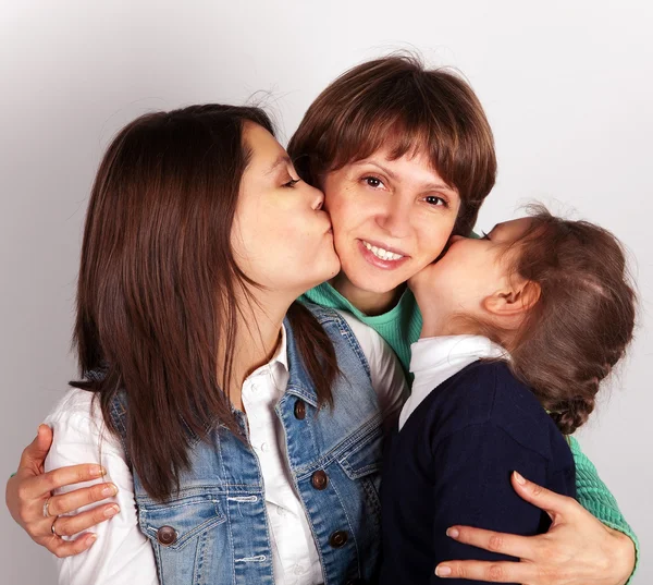 Jonge moeder met twee dochter — Stockfoto