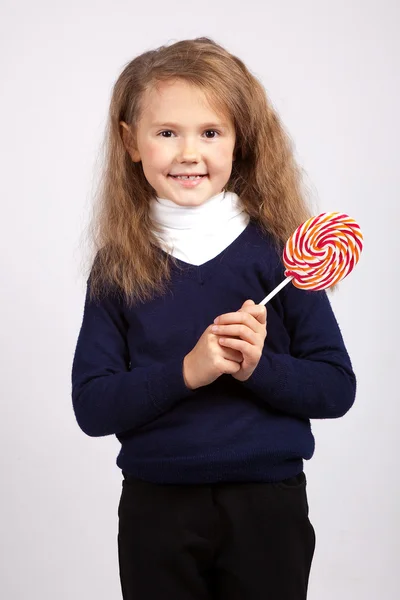 Liten flicka anläggning stora lollipop — Stockfoto