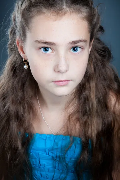 Портрет дівчини з коричневим кучерявим волоссям — стокове фото