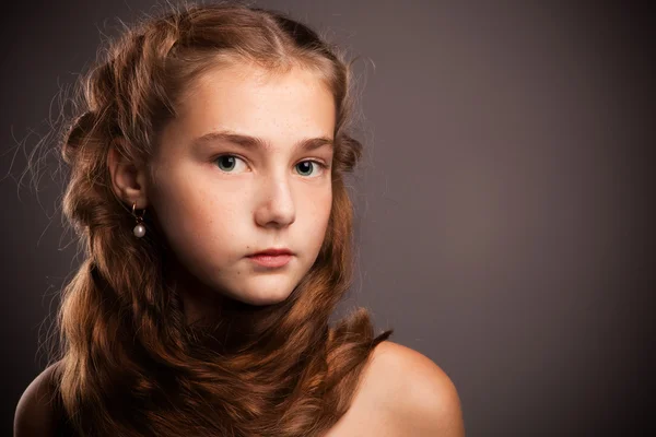 Porträtt av en flicka med rött lockigt hår — Stockfoto