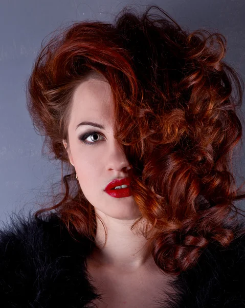 Portréja egy göndör, vörös hajú lány piros ajkak — Stock Fotó