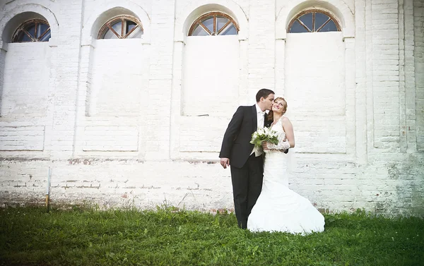 Šťastný ženich a nevěsta — Stock fotografie