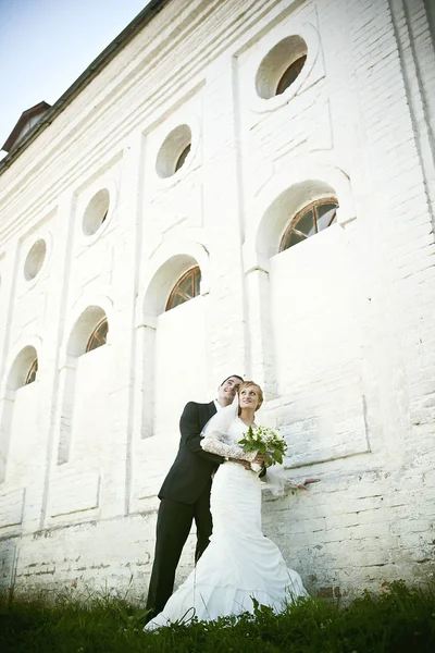 Šťastný ženich a nevěsta — Stock fotografie