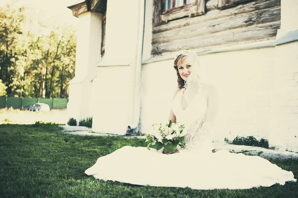 Beautiful bride posing — Stock Photo, Image