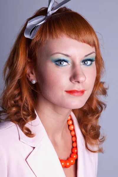 Egy vörös hajú lány egy fehér öltönyben portréja — Stock Fotó