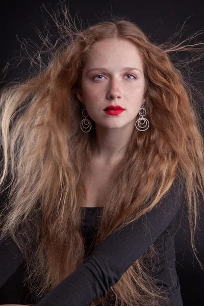 Chica pelirroja con labios rojos — Foto de Stock