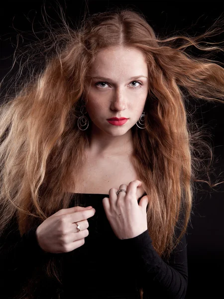 Menina de cabelos vermelhos com lábios vermelhos — Fotografia de Stock