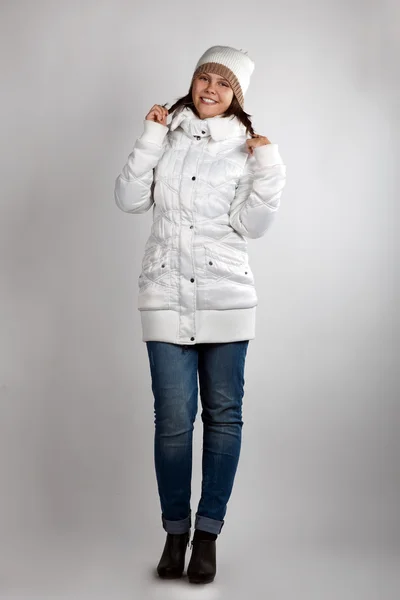 Portrét roztomilé dívky v zimním kabátě — Stock fotografie