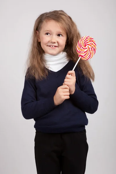 작은 여자 큰 막대 사탕 들고 — 스톡 사진