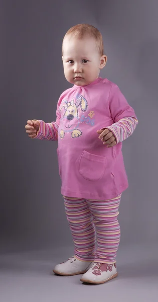 De baby in een roze jurk — Stockfoto