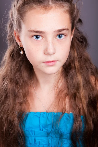 Retrato de uma menina com cabelo encaracolado marrom — Fotografia de Stock
