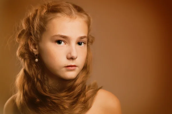 赤の巻き毛の少女の肖像画 — ストック写真