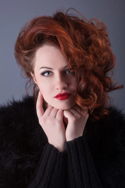 Portrét kudrnaté rusovlasá dívka s červenými rty — Stock fotografie