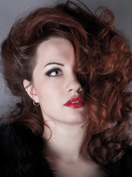 Ritratto di una ragazza dai capelli rossi ricci con labbra rosse — Foto Stock