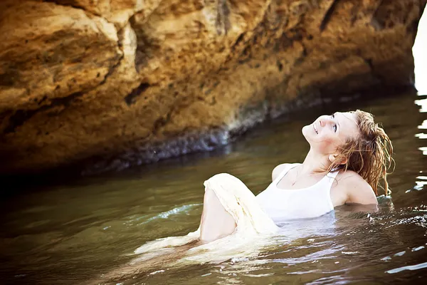 Chica pelirroja bañándose en el mar — Foto de Stock