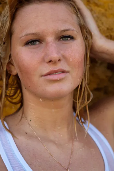 濡れた赤い髪の少女の肖像画 — ストック写真
