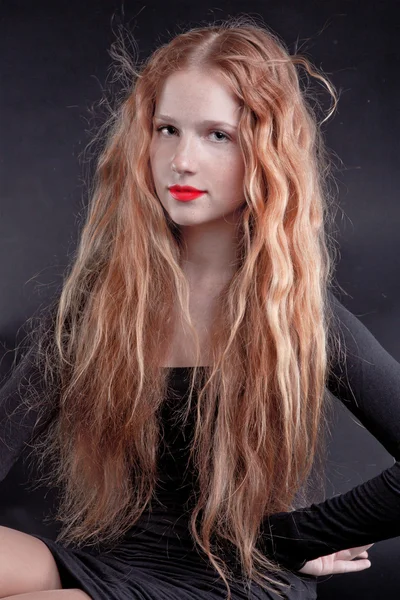 Рудоволоса дівчина з червоними губами — стокове фото