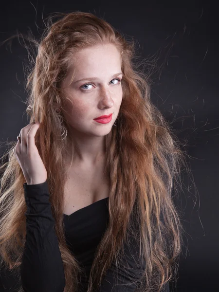 Rusovlasá dívka s červenými rty — Stock fotografie