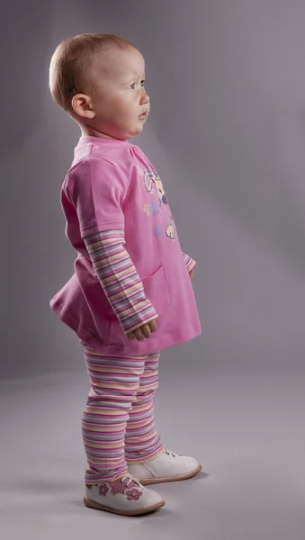 De baby in een roze jurk — Stockfoto