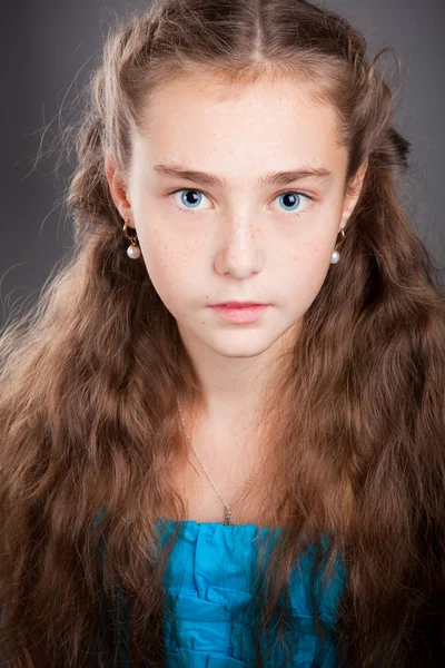 Portrét dívky s hnědé kudrnaté vlasy — Stock fotografie
