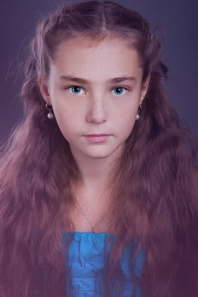 Portrét dívky s hnědé kudrnaté vlasy — Stock fotografie