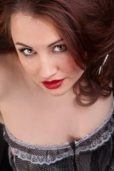 회색 드레스에 빨간 머리 여자의 초상화 — 스톡 사진