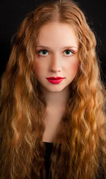 Kızıl saçlı kız kırmızı dudaklar — Stok fotoğraf