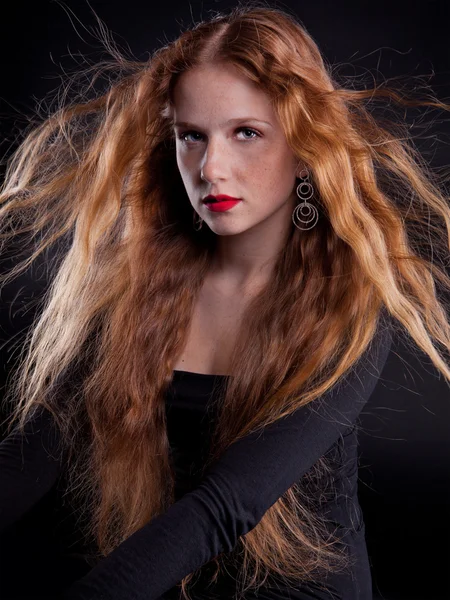 Kızıl saçlı kız kırmızı dudaklar — Stok fotoğraf