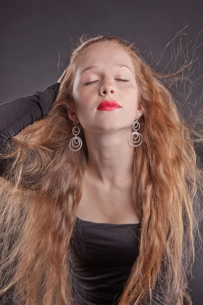 赤い唇と赤い髪の少女 — ストック写真