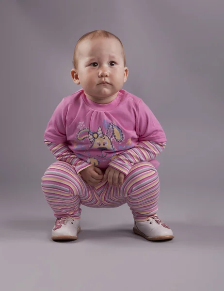 Barnet i en rosa klänning — Stockfoto