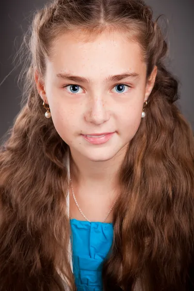 Portré egy lány, barna göndör haja — Stock Fotó