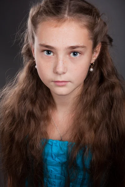 Kahverengi kıvırcık saçlı bir kız portresi — Stok fotoğraf