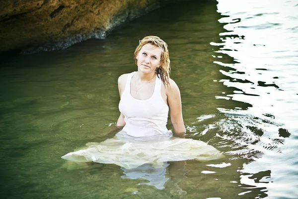 Chica pelirroja bañándose en el mar — Foto de Stock