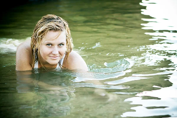 Menina ruiva tomando banho no mar — Fotografia de Stock