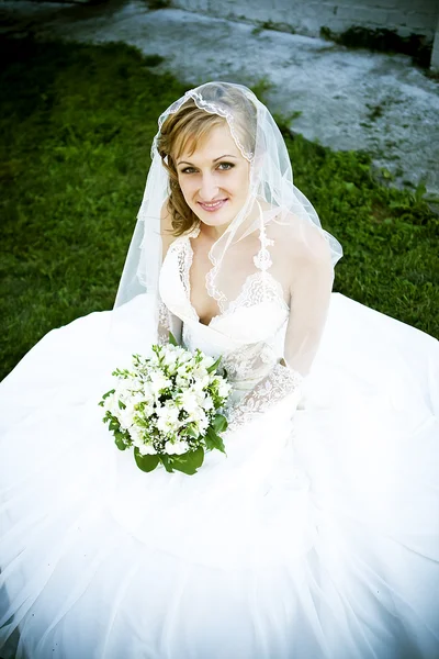 Красивая невеста позирует — стоковое фото