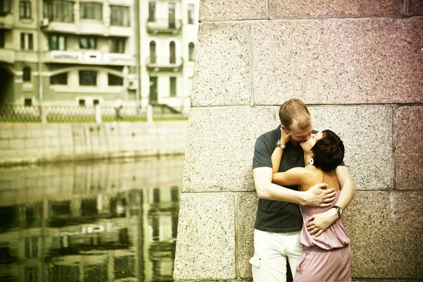 Casal está beijando na rua — Fotografia de Stock