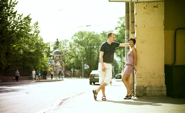 Casal de pé na rua — Fotografia de Stock