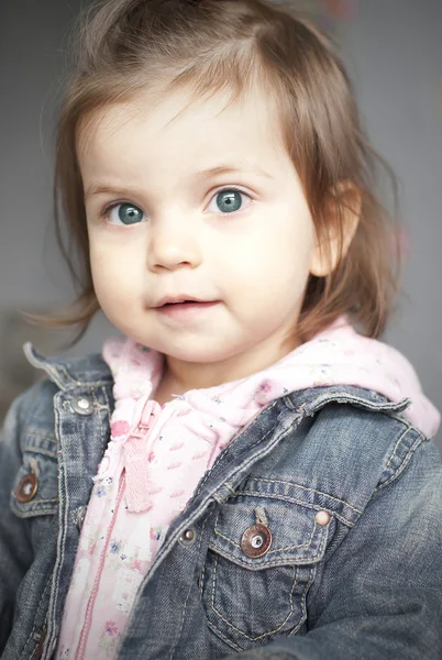Küçük bir kız pembe ve mavi portre — Stok fotoğraf