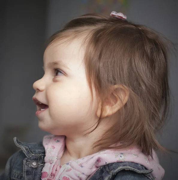 Portréja egy kis lány rózsaszín és kék — Stock Fotó