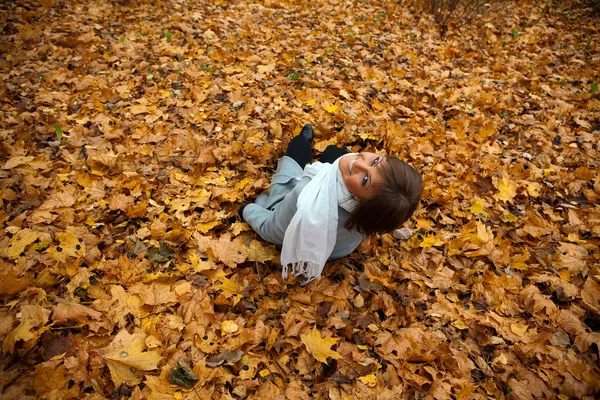 Portrait d'une belle fille sur le fond du lan d'automne — Photo