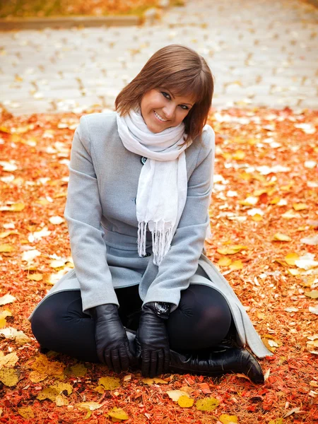 Retrato de uma menina bonita no fundo do outono lan — Fotografia de Stock