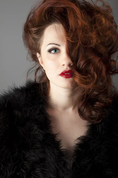 Mujer joven con labios rojos — Foto de Stock
